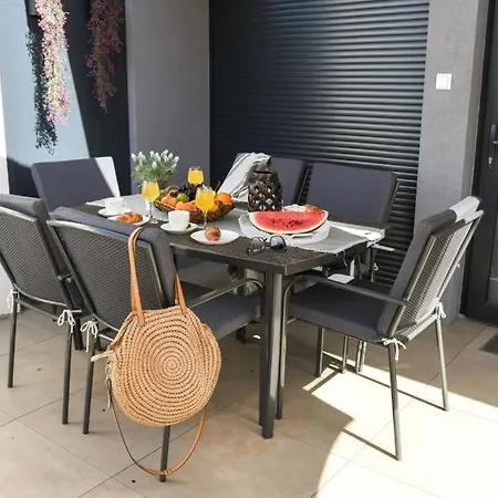 In Okrug Gornji With Terrace, Air Conditioning, Wifi, Washing Machine 5070-1 公寓