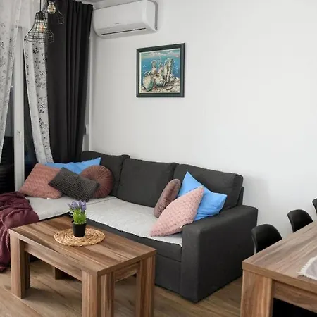 In Okrug Gornji With Terrace, Air Conditioning, Wifi, Washing Machine 5070-1 公寓