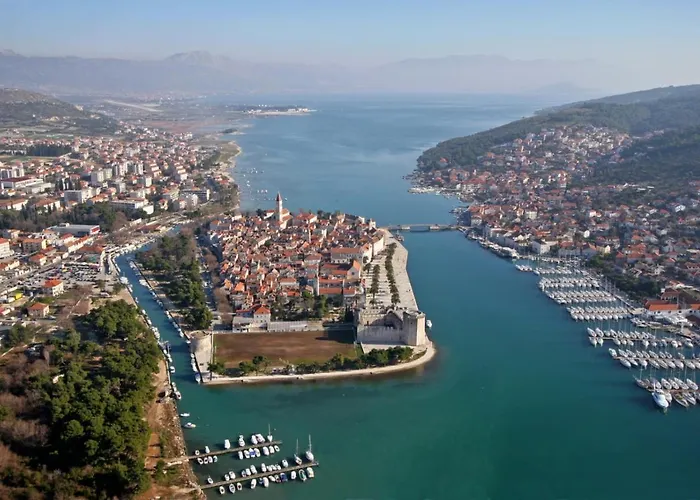 In Okrug Gornji With Terrace, Air Conditioning, Wifi, Washing Machine 5070-1