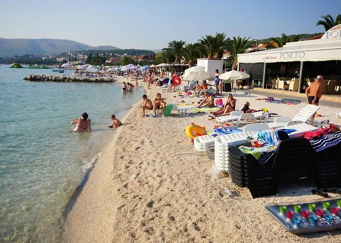 In Okrug Gornji With Terrace, Air Conditioning, Wifi, Washing Machine 5070-1 Appartement Trogir